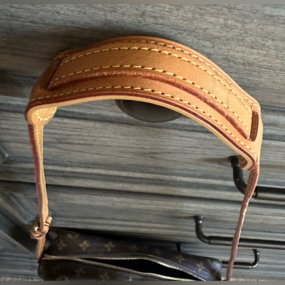 Louis Vuitton Monogram Trocadero
GM (30) Crossbody - Picture 9 of 12